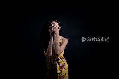 腰上/正面视图/看相机的18-19岁的美丽的女性/年轻的女人十几岁的女孩在黑色的背景穿着谁是看不见恶听不到恶说不邪恶/隐藏/冷淡的态度/黑色的颜色